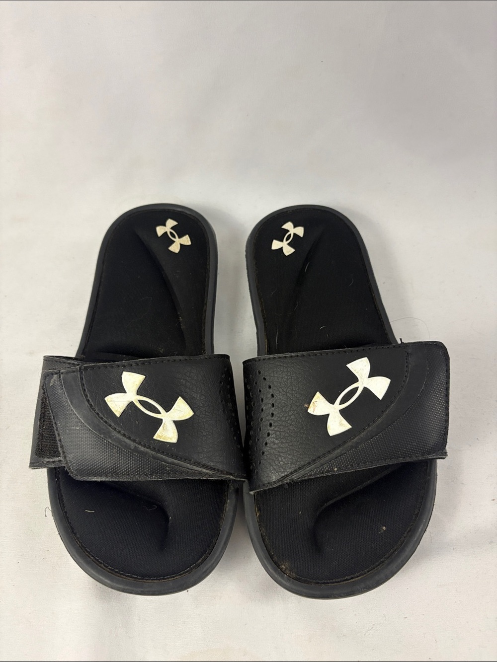 Under Armour Slides Boys Sz 4Y 4D‎ Foam Black White Sandals